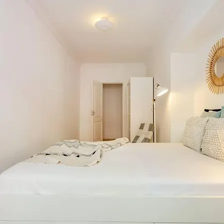 Bright & Beautiful With 2 Beds Апартаменты