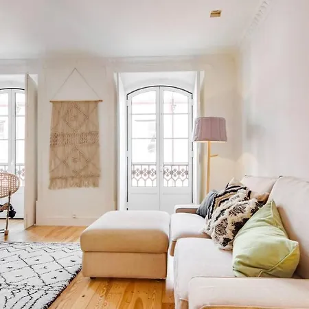 Апартаменты Bright & Beautiful With 2 Beds Лиссабон