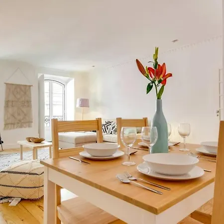 Bright & Beautiful With 2 Beds Лиссабон