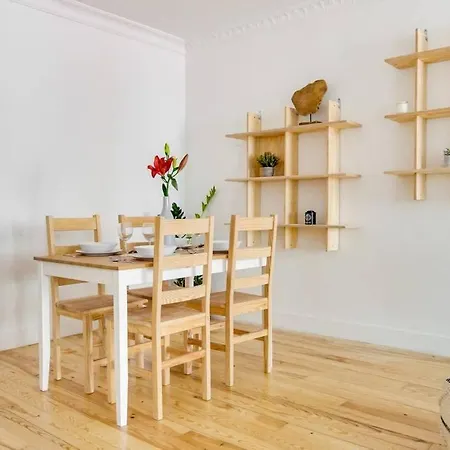 Bright & Beautiful With 2 Beds * Лиссабон