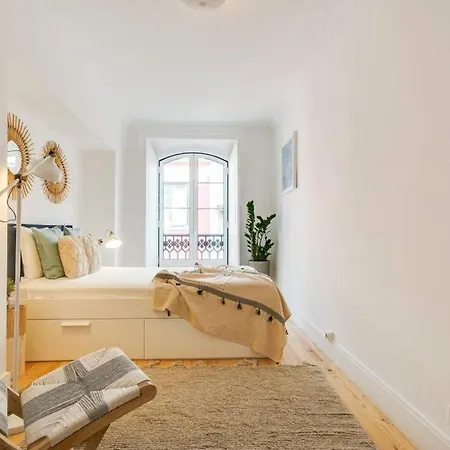 Апартаменты Bright & Beautiful With 2 Beds *
